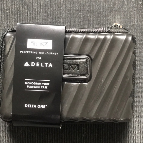 tumi delta toiletry bag
